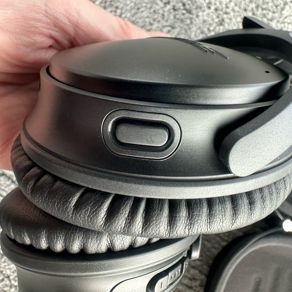 Bose QuietComfort 35 Series II Wireless Noise-Cancelling Bluetooth Headphones - Picture 10 of 14